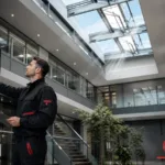 Technik testujący centralę systemu oddymiania w nowoczesnym atrium